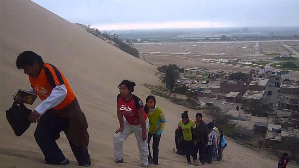 Historia del Cerro Saraja, Hombres subiendo la dunas